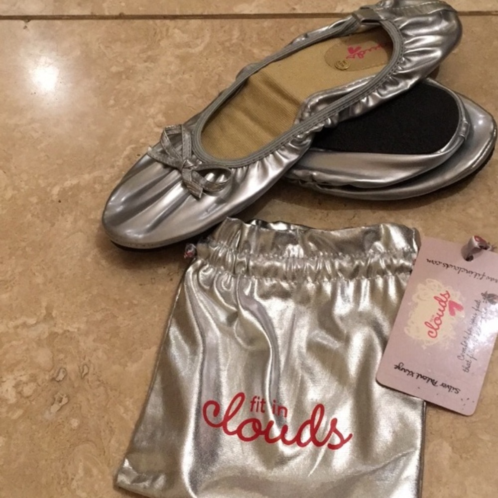 Fit in Clouds Foldable Silver Patent Ballet Flats w Matching Pouch XLG NWT